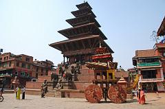 Kathmandu Bhaktapur 06-1 Nyatapola Temple With Chariot